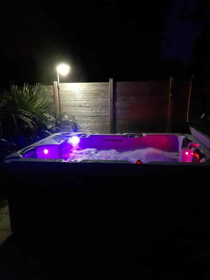 chambre et jacuzzi au nuit étoile 4km a la plage Bed and Breakfast Pleuven Exterior foto